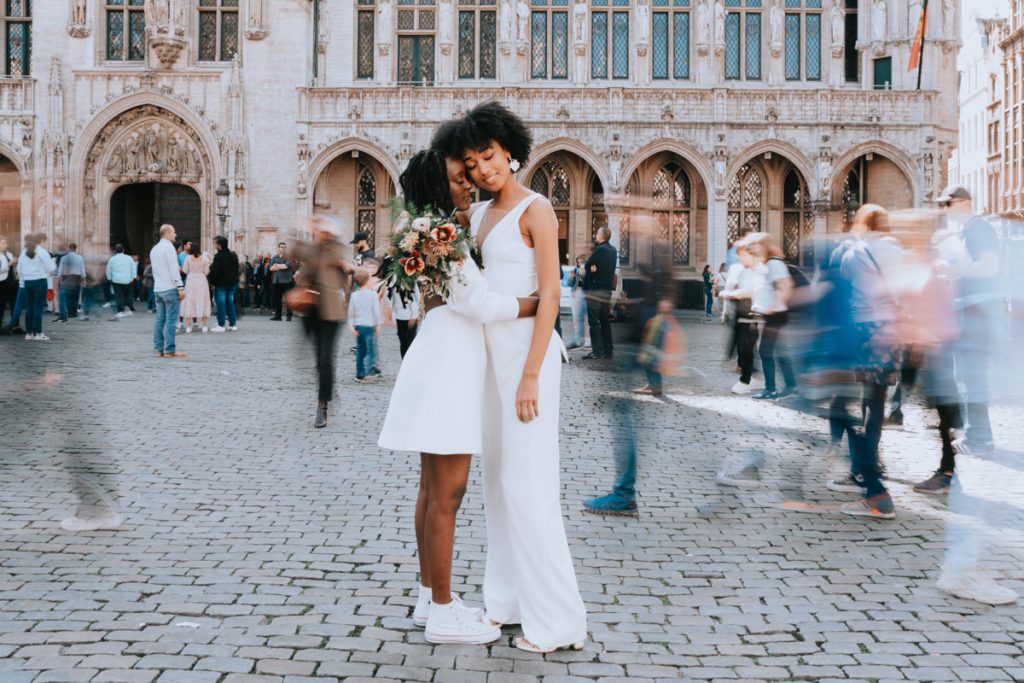 Couple de femme mariée sur la Grand-Place de bruxelles