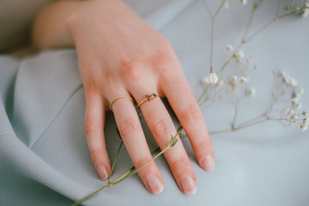 Réalisation d'alliances par Candice De Rijcke Jewelry, créatrice de bijoux exposante mariage au salon Feel the Wedding 2025